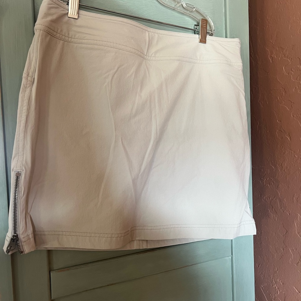 Athleta light gray Skort, size 8